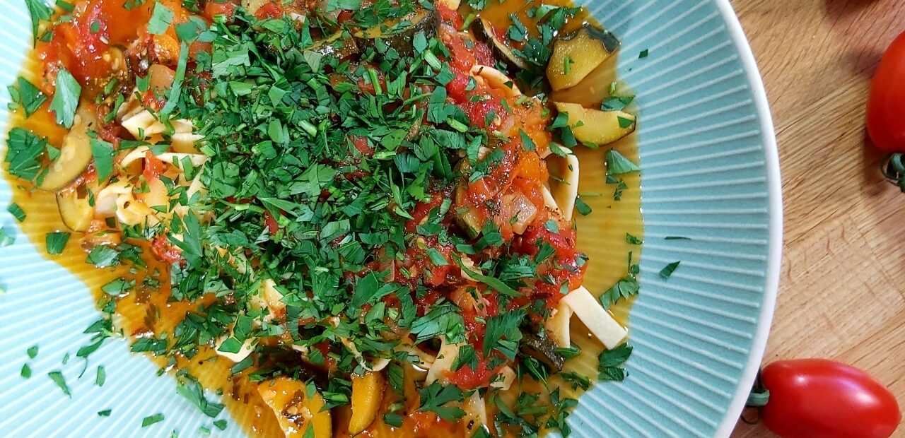 Domowe tagliatelle z duszonymi warzywami