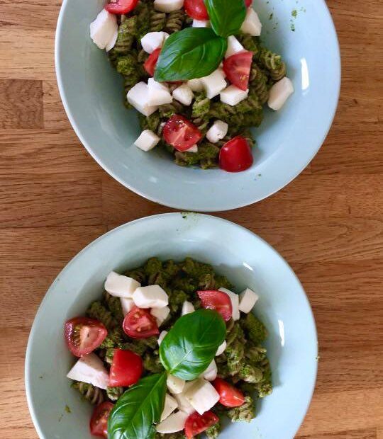 Makaron pełnoziarnisty z szybkim zielonym ziołowym pesto i mozzarellą